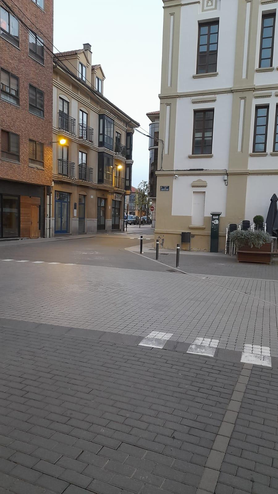 Levantamiento y posterior colocación del adoquinado en la calle Cortes Leonesas