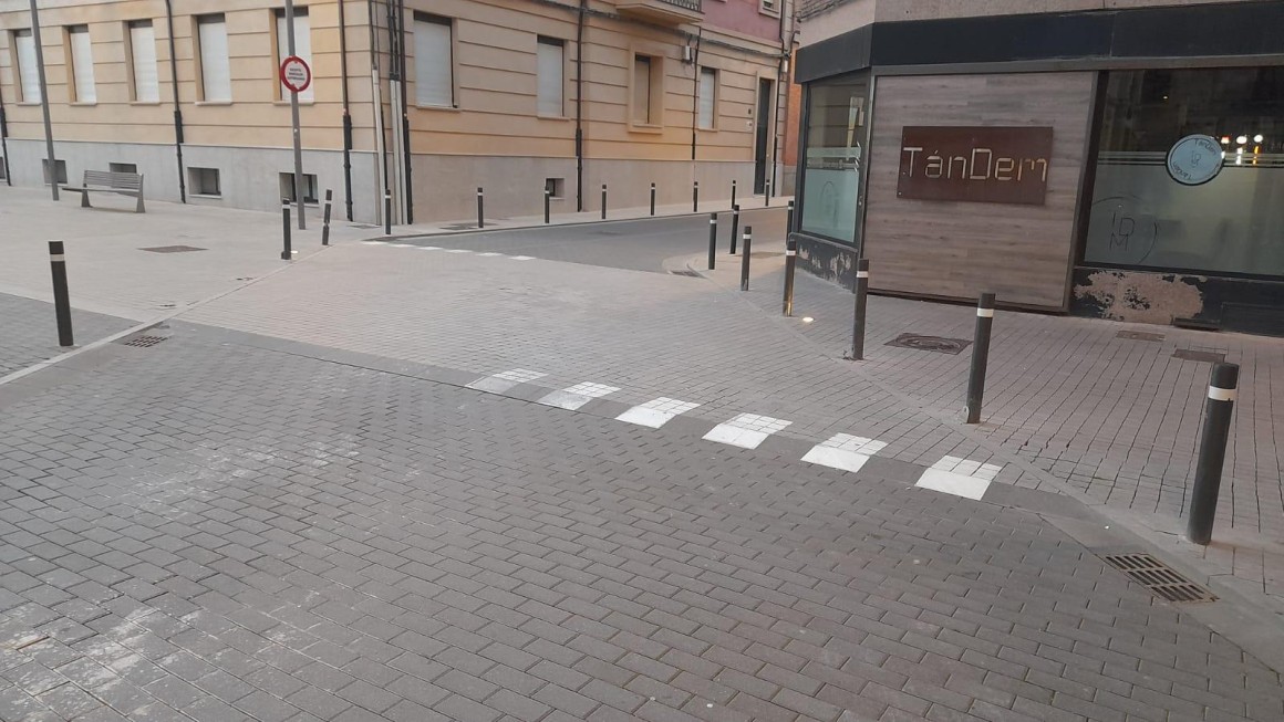 Levantamiento y posterior colocación del adoquinado en la calle Cortes Leonesas