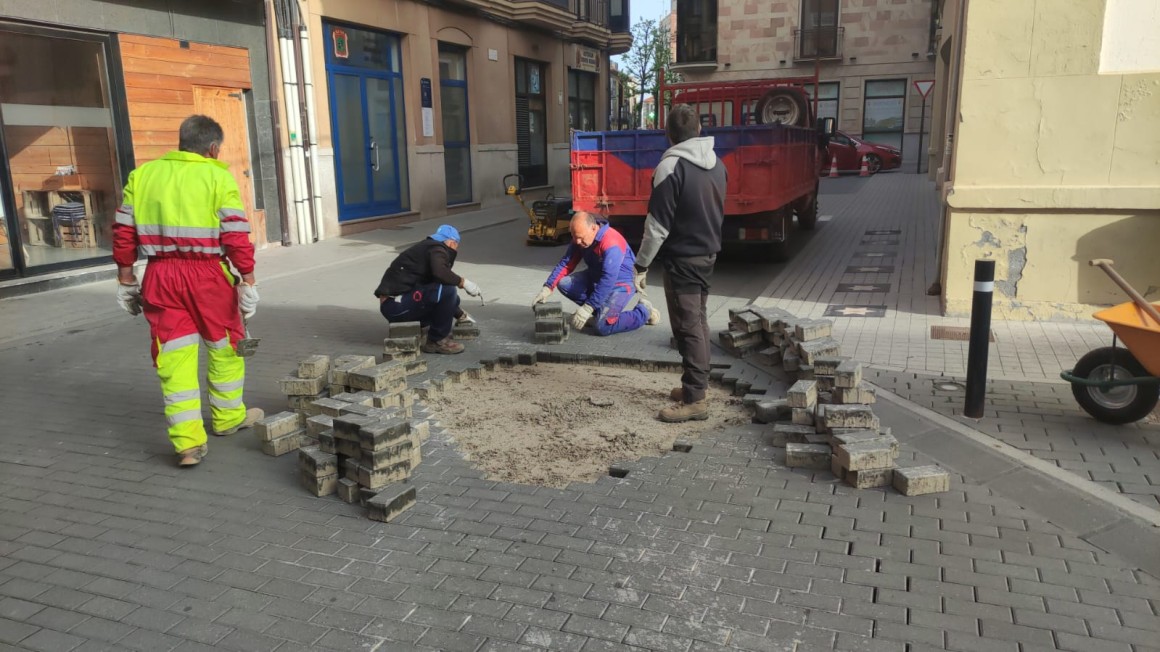 Levantamiento y posterior colocación del adoquinado en la calle Cortes Leonesas