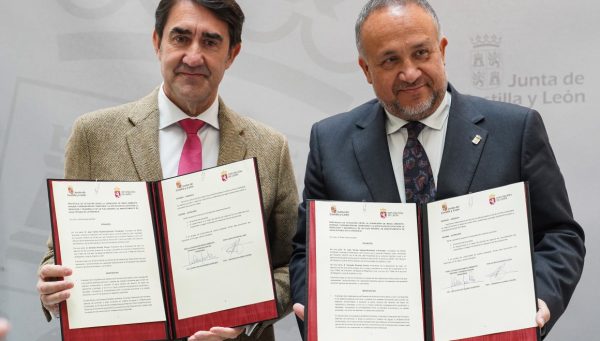 El consejero de Medio Ambiente, Vivienda y Ordenación del Territorio, Juan Carlos Suárez-Quiñones, firma el protocolo del Plan de Abastecimiento de Agua Potable con el presidente de la Diputación de León, Gewrardo Álvarez Courel