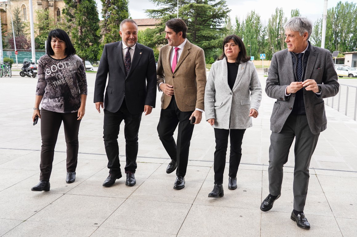 Juan Carlos Suárez-Quiñones, en el centro, durante su visita de este lunes a León