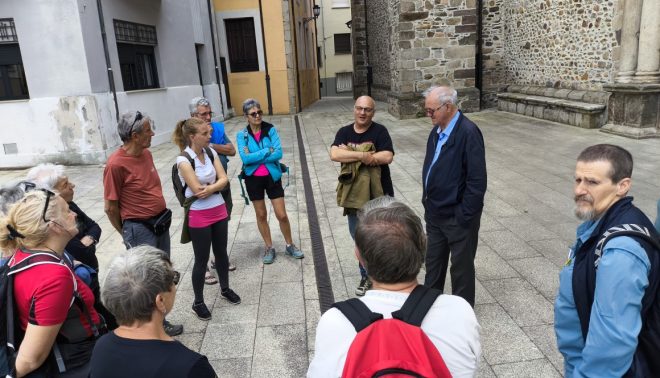 Los visitantes italianos, en Ponferrada junto al rector de la basílica de La Encina, Antolín de Cela