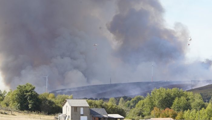 El incendio forestal de Brañuelas baja a nivel 0