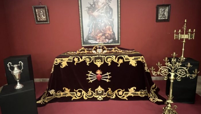 La exposición ‘Devoción Dolorosa’ ya se puede visitar en el Teatro Gullón