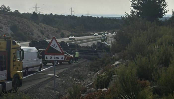 El vuelco de un camión corta la A-6 entre Manzanal del Puerto y Quintanilla de Combarros
