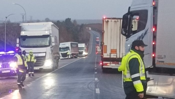 La borrasca ‘Ivo’ obliga a embolsar un centenar de camiones en el puerto del Manzanal