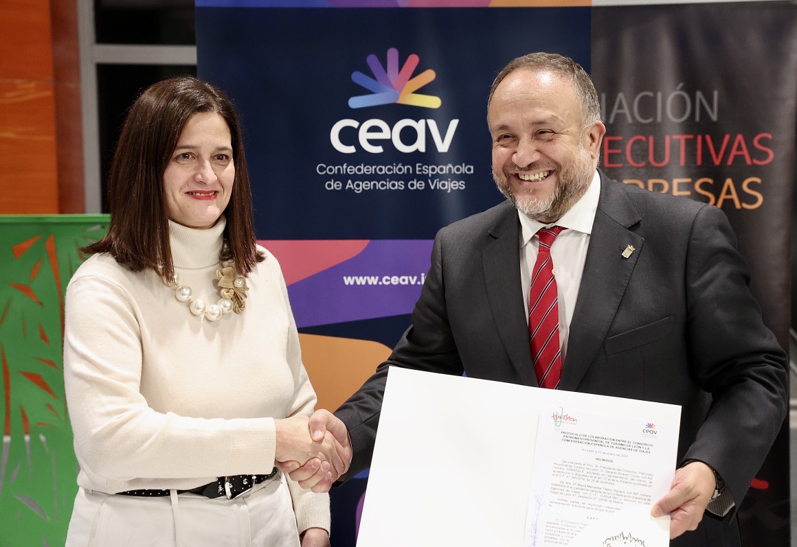 Firma del convenio entre Turisleón y la CEAV.