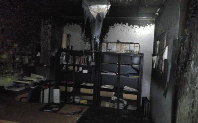 Un incendio calcina parte de la Sección Agraria Comarcal de La Bañeza