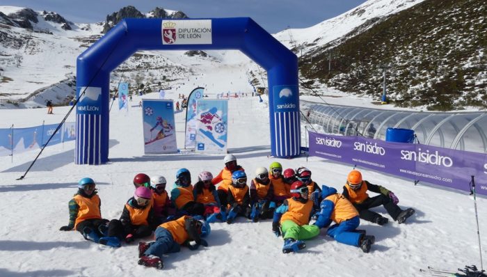 Las estaciones invernales de la Diputación de León reciben 7.790 esquiadores durante el fin de semana