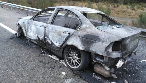 Incendio de un vehículo en la A-6 a la altura del puerto del Manzanal.