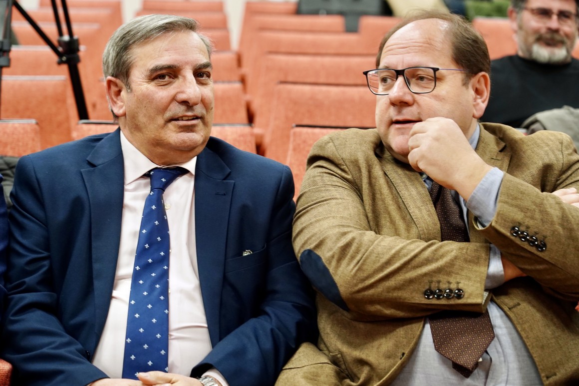 El consejero de Movilidad y Transformación Digital, José Luis Sanz Merino, y el alcalde de La Bañeza, Javier Carrera