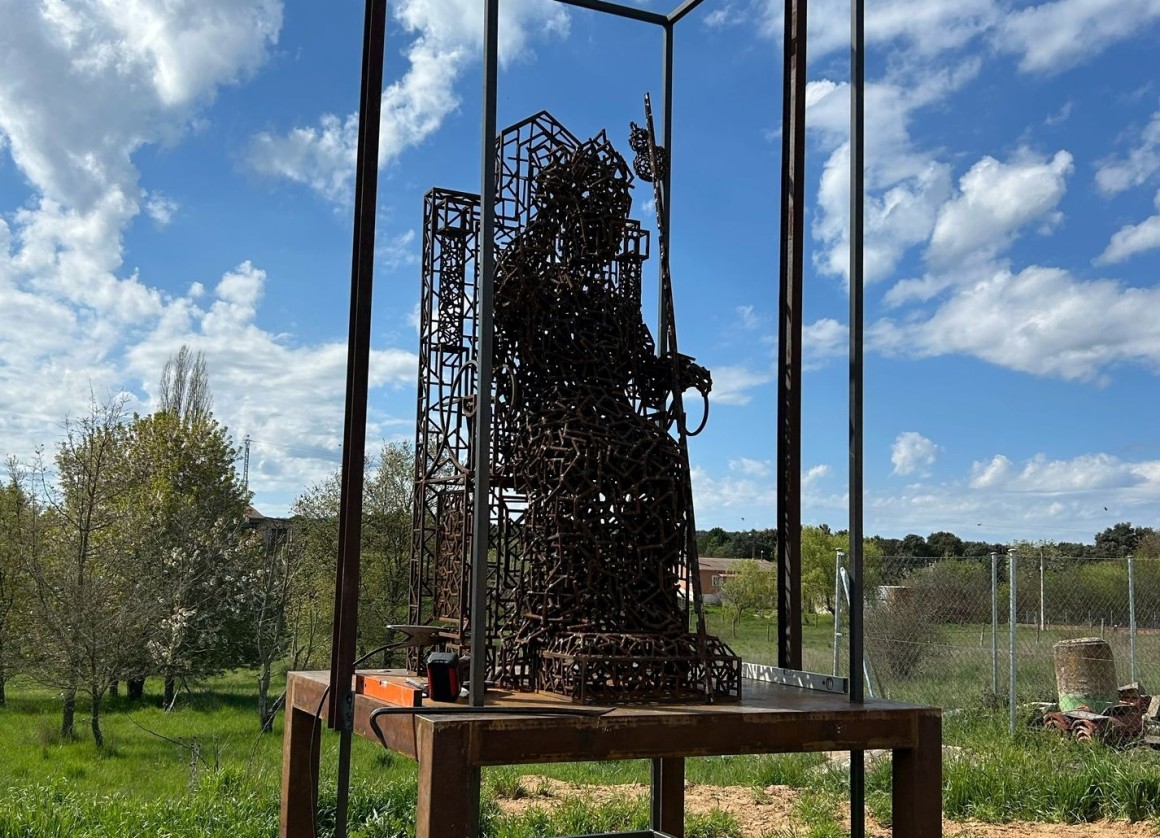 Estatua del 'Obispo custodio' en Murias de Rechivaldo.