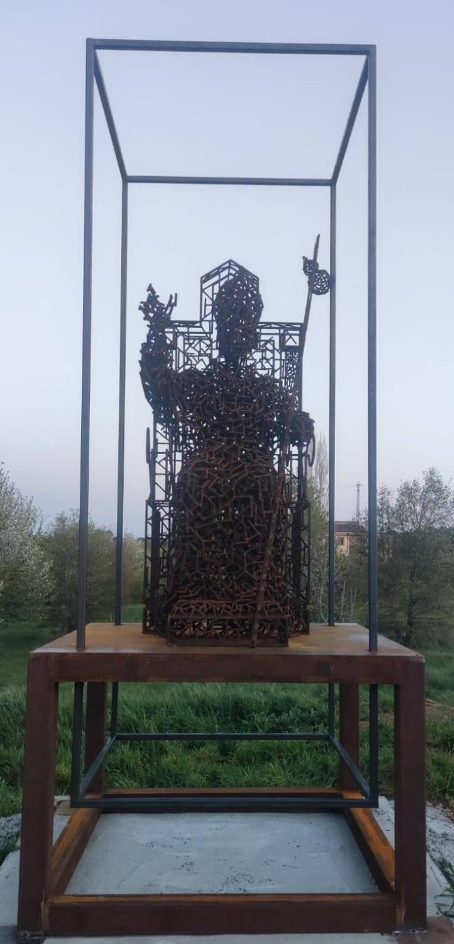 Estatua del 'Obispo custodio' en Murias de Rechivaldo.