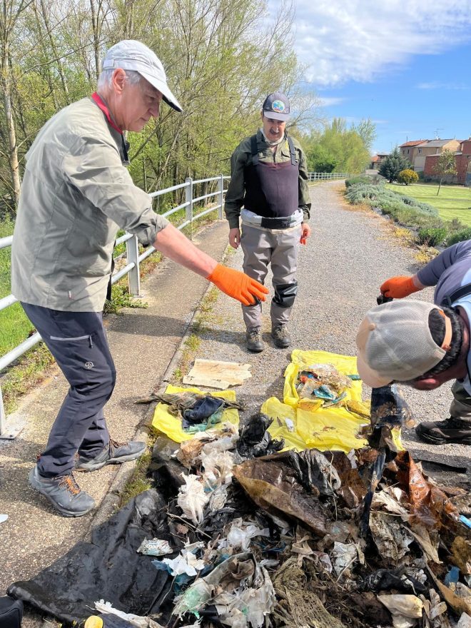 Pesca de basura en el río Órbigo.