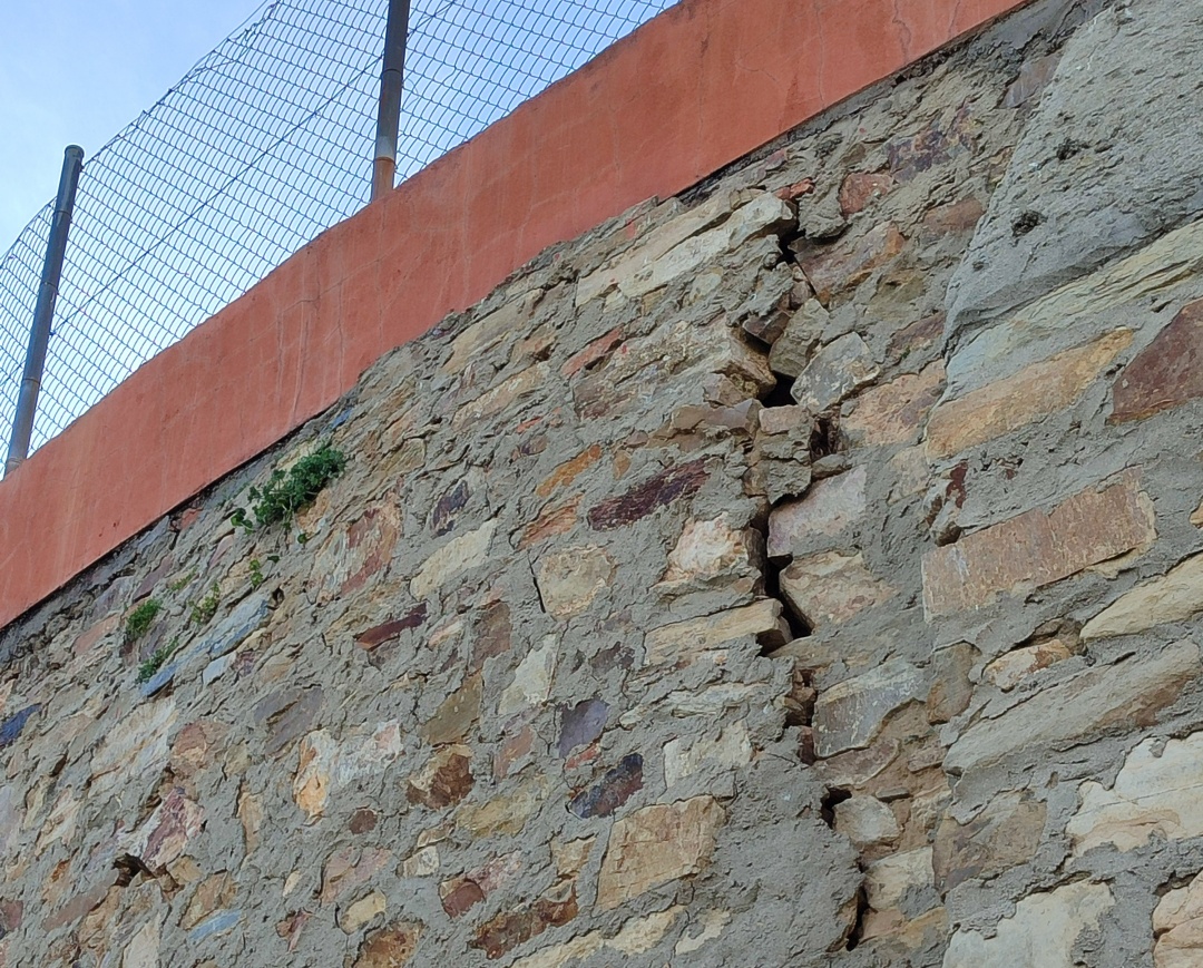 Grieta en el muro de la Plaza de Toros