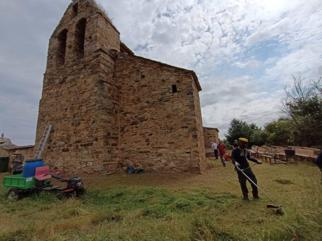 Hacendera en la iglesia de Oteruelo de la Valduerna.