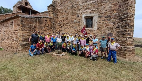Hacendera en la iglesia de Oteruelo de la Valduerna.