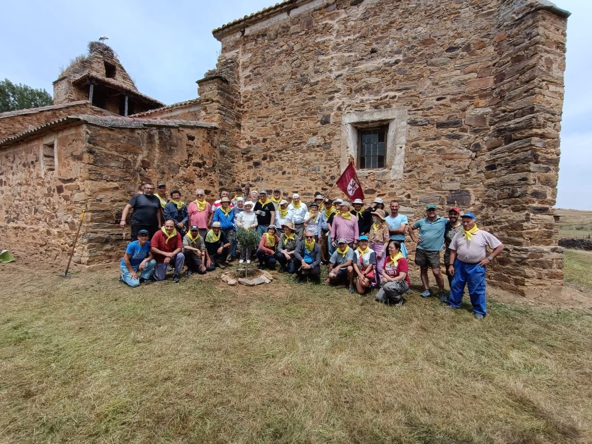 Hacendera en la iglesia de Oteruelo de la Valduerna.