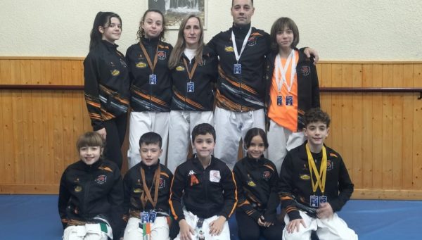 Karatecas del club Okinawa que participaron en el campeonato