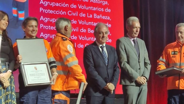 La Agrupación de Protección Civil de Astorga, reconocida por su labor durante los incendios de 2025
