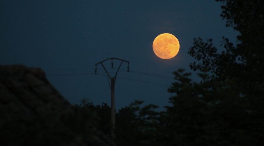 La precesión nodal de la Luna hace que esta noche se alce a menor altura de lo habitual, un ciclo que no volverá hasta dentro de 19 años / Peio García